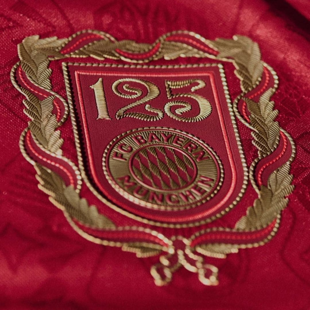 Camisa Bayern de Munique Homenagem 125 anos 25/26 - Torcedor Masculina - Vermelho e Dourado