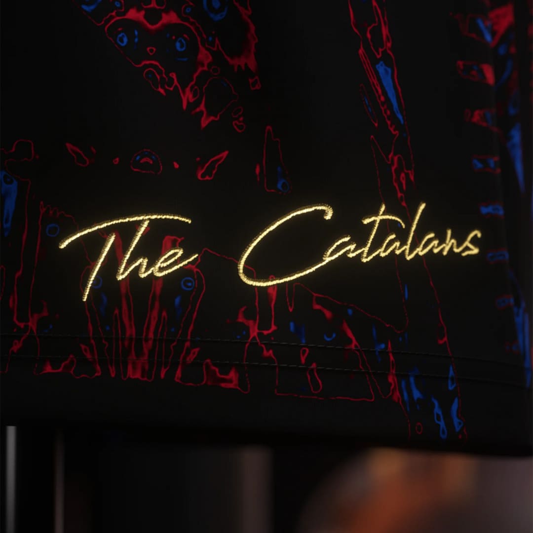 Camisa Barcelona Edição Especial "The Catalans" 25/26 "O novo campeão de 2025" - Torcedor Masculina - Preto, Vermelho e Azul