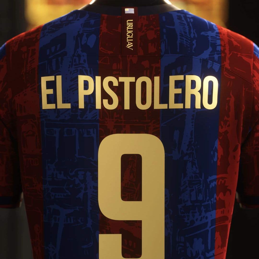 Camisa "Legends Of Barcelona" 24/25 - Suarez #9 EL PISTOLERO - Edição Especial Trio MSN - Torcedor Masculina - Vermelho e Azul