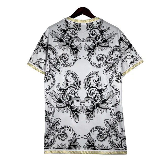Camisa Seleção da Itália Edição Especial Versace 23/24 - Torcedor Masculina - Branco e Dourado - Manto Elegante