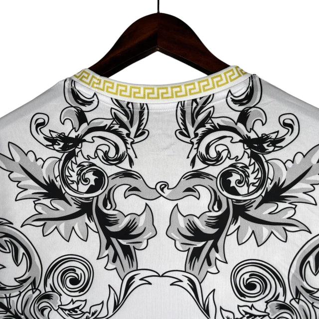 Camisa Seleção da Itália Edição Especial Versace 23/24 - Torcedor Masculina - Branco e Dourado - Manto Elegante