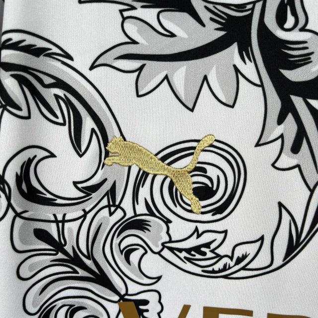 Camisa Seleção da Itália Edição Especial Versace 23/24 - Torcedor Masculina - Branco e Dourado - Manto Elegante