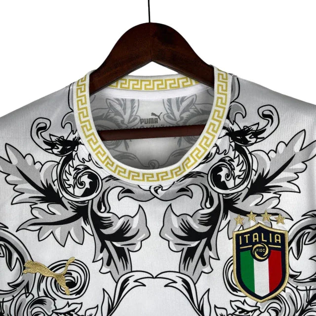 Camisa Seleção da Itália Edição Especial Versace 23/24 - Torcedor Masculina - Branco e Dourado - Manto Elegante