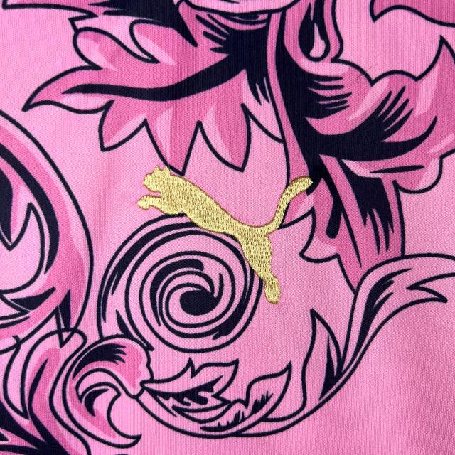 Camisa Seleção da Itália Edição Especial Versace 23/24 - Torcedor Masculina - Rosa e Dourado - Manto Elegante