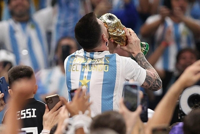 Camisa Seleção Argentina TRÊS ESTRELAS ⭐⭐⭐ Campeã 2022 - Torcedor Masculina - Azul e Branco - Manto Elegante