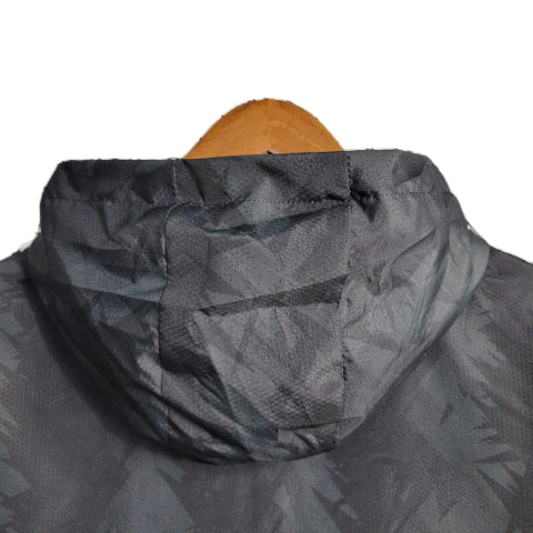 Jaqueta Corta-Vento Real Madrid 23/24 - Masculina - Preto e Branco - Manto Elegante