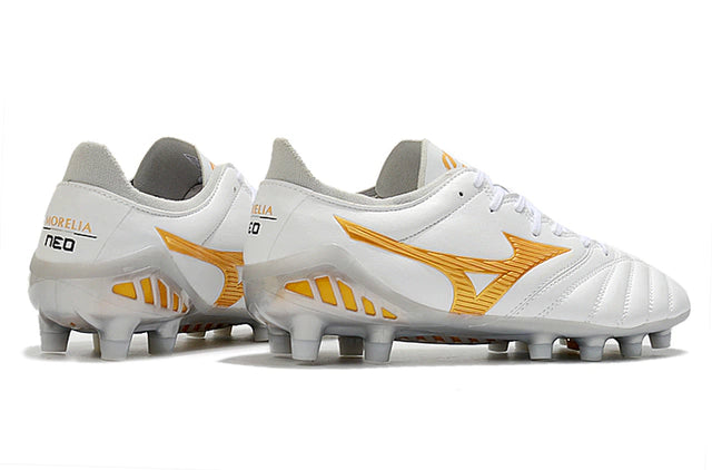 Chuteira de Campo Mizuno Morelia Neo Branca e Dourada - Manto Elegante