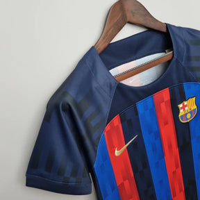 Camisa Barcelona I (Home) 22/23 - Torcedor Feminina - Azul Marinho, Azul Royal e Vermelho - Manto Elegante