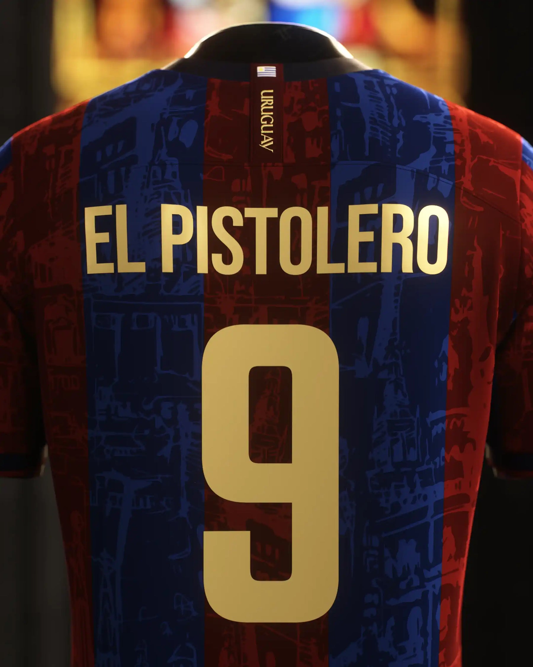 Camisa "Legends Of Barcelona" 24/25 - Suarez #9 EL PISTOLERO - Edição Especial Trio MSN - Torcedor Masculina - Vermelho e Azul