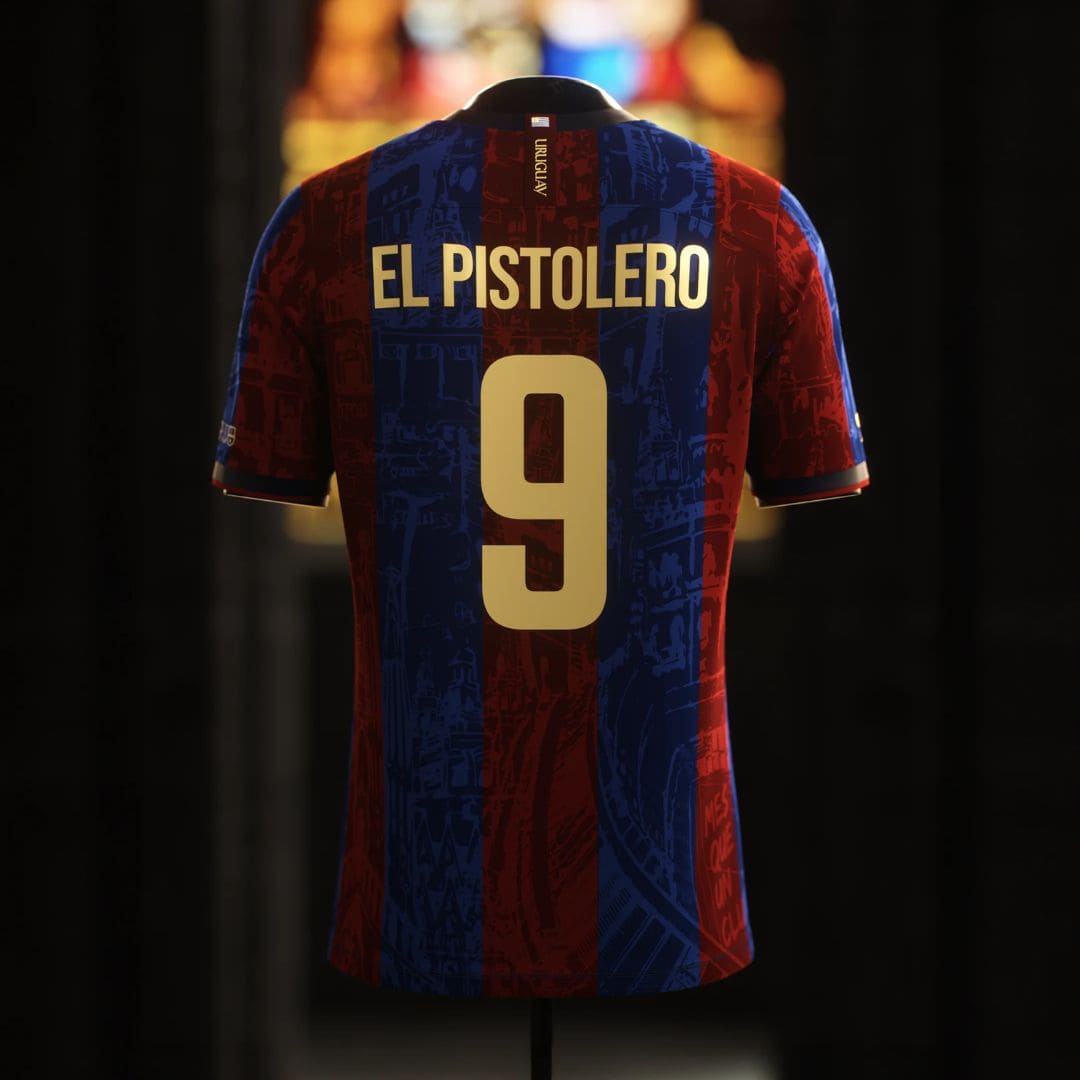 Camisa "Legends Of Barcelona" 24/25 - Suarez #9 EL PISTOLERO - Edição Especial Trio MSN - Torcedor Masculina - Vermelho e Azul