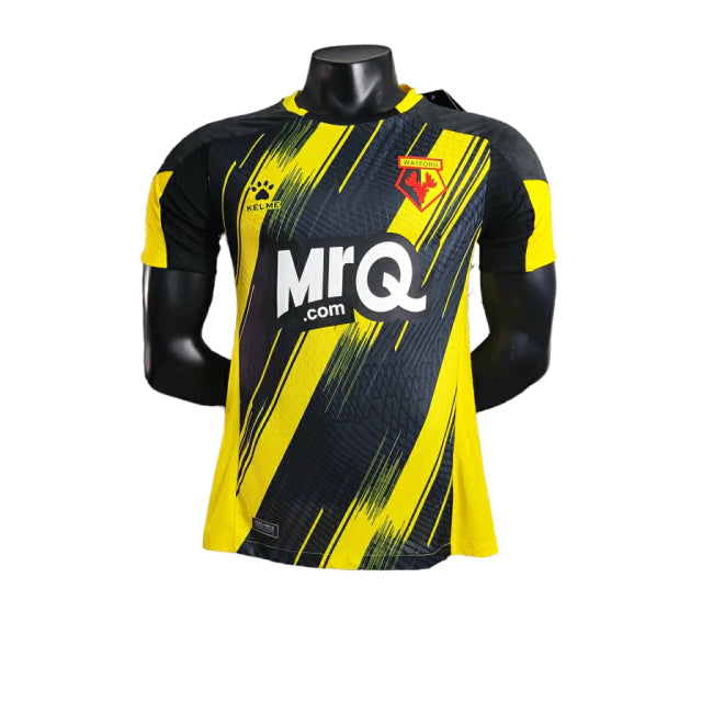 Camisa Watford I (Home) 23/24 - Jogador Masculina - Amarelo e Preto - Manto Elegante