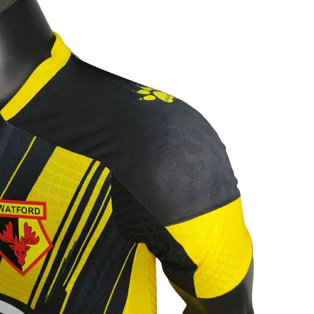 Camisa Watford I (Home) 23/24 - Jogador Masculina - Amarelo e Preto - Manto Elegante