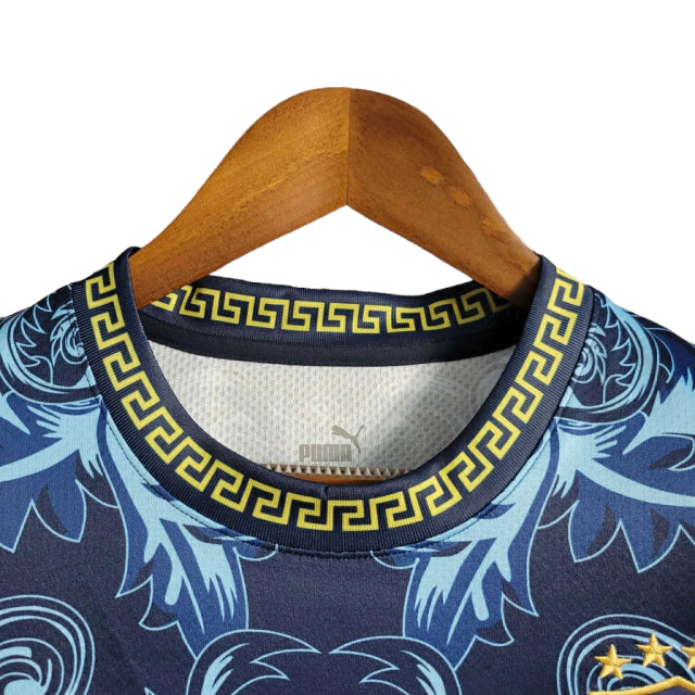 Camisa Seleção da Itália Edição Especial Versace 23/24 - Torcedor Masculina - Azul e Dourado - Manto Elegante