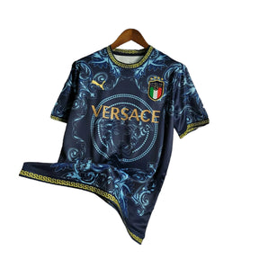 Camisa Seleção da Itália Edição Especial Versace 23/24 - Torcedor Masculina - Azul e Dourado - Manto Elegante