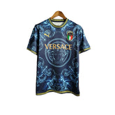 Camisa Seleção da Itália Edição Especial Versace 23/24 - Torcedor Masculina - Azul e Dourado - Manto Elegante