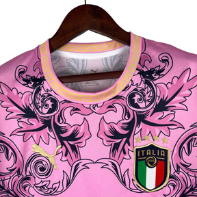 Camisa Seleção da Itália Edição Especial Versace 23/24 - Torcedor Masculina - Rosa e Dourado - Manto Elegante