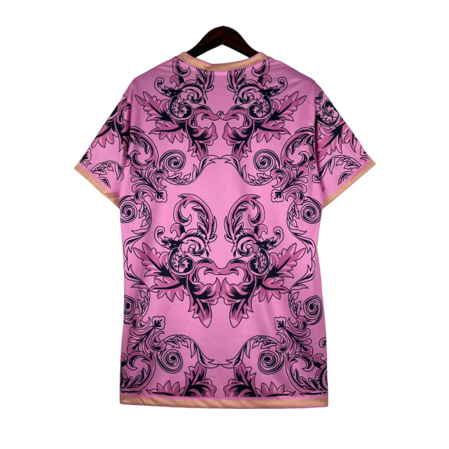 Camisa Seleção da Itália Edição Especial Versace 23/24 - Torcedor Masculina - Rosa e Dourado - Manto Elegante