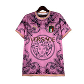 Camisa Seleção da Itália Edição Especial Versace 23/24 - Torcedor Masculina - Rosa e Dourado - Manto Elegante