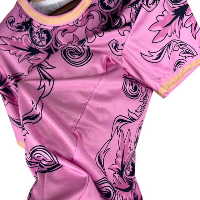 Camisa Seleção da Itália Edição Especial Versace 23/24 - Torcedor Masculina - Rosa e Dourado - Manto Elegante