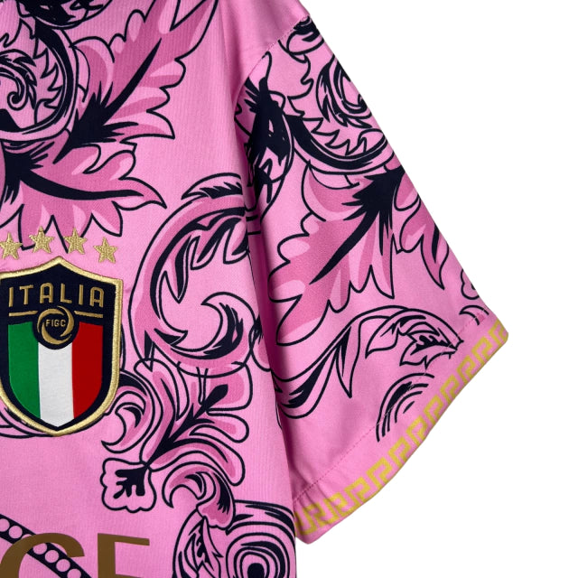 Camisa Seleção da Itália Edição Especial Versace 23/24 - Torcedor Masculina - Rosa e Dourado - Manto Elegante