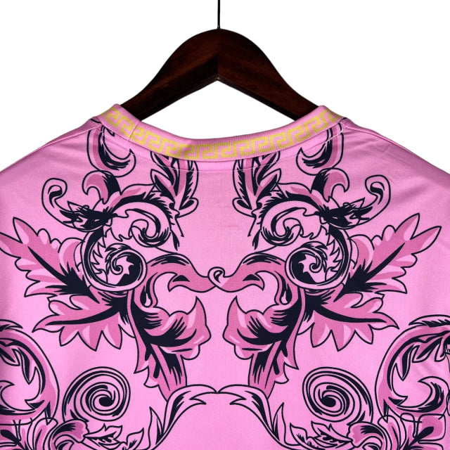 Camisa Seleção da Itália Edição Especial Versace 23/24 - Torcedor Masculina - Rosa e Dourado - Manto Elegante