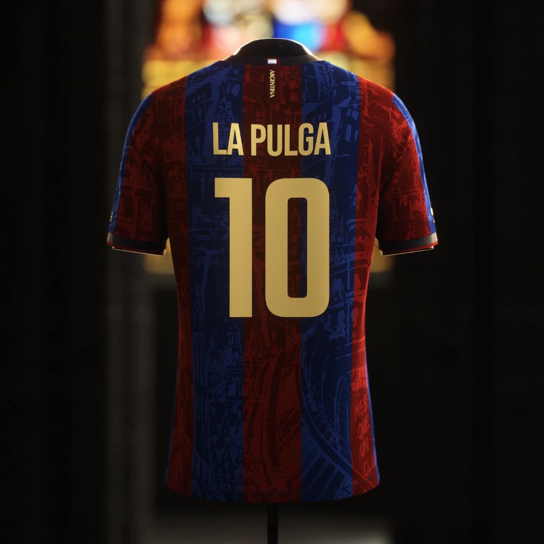 Camisa "Legends Of Barcelona" 24/25 - Messi #10 LA PULGA - Edição Especial Trio MSN - Torcedor Masculina - Vermelho e Azul
