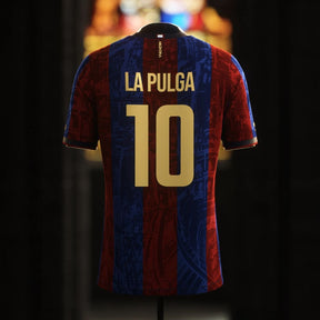 Camisa "Legends Of Barcelona" 24/25 - Messi #10 LA PULGA - Edição Especial Trio MSN - Torcedor Masculina - Vermelho e Azul