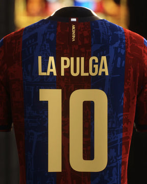 Camisa "Legends Of Barcelona" 24/25 - Messi #10 LA PULGA - Edição Especial Trio MSN - Torcedor Masculina - Vermelho e Azul