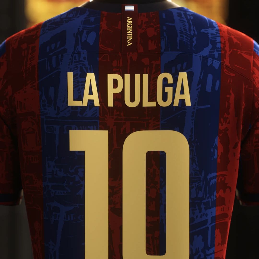 Camisa "Legends Of Barcelona" 24/25 - Messi #10 LA PULGA - Edição Especial Trio MSN - Torcedor Masculina - Vermelho e Azul