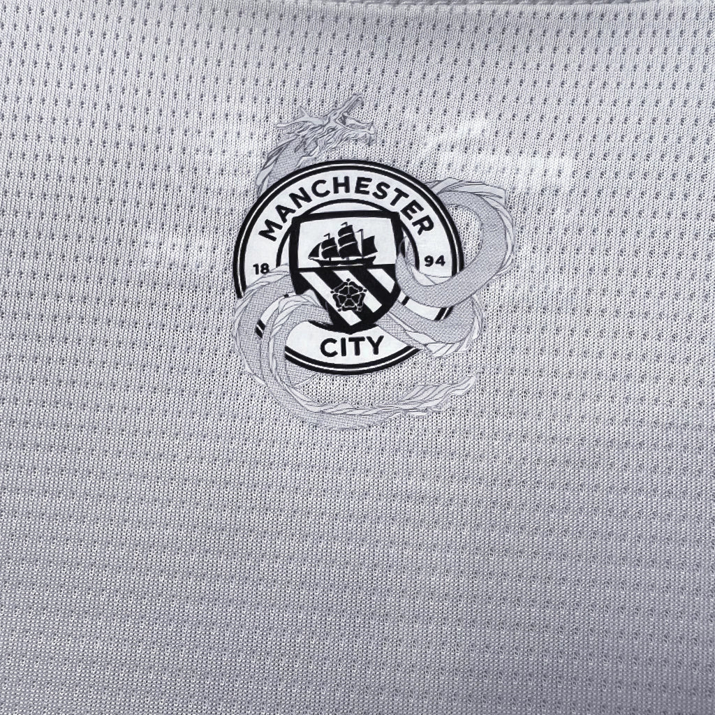 Camisa Manchester City "Ano do Dragão de Madeira" 24/25 - Torcedor Masculina - Cinza - Manto Elegante